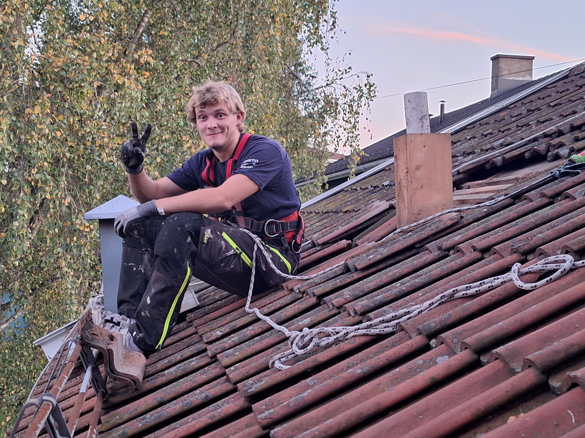 Sigurd ved luftehatt på tak