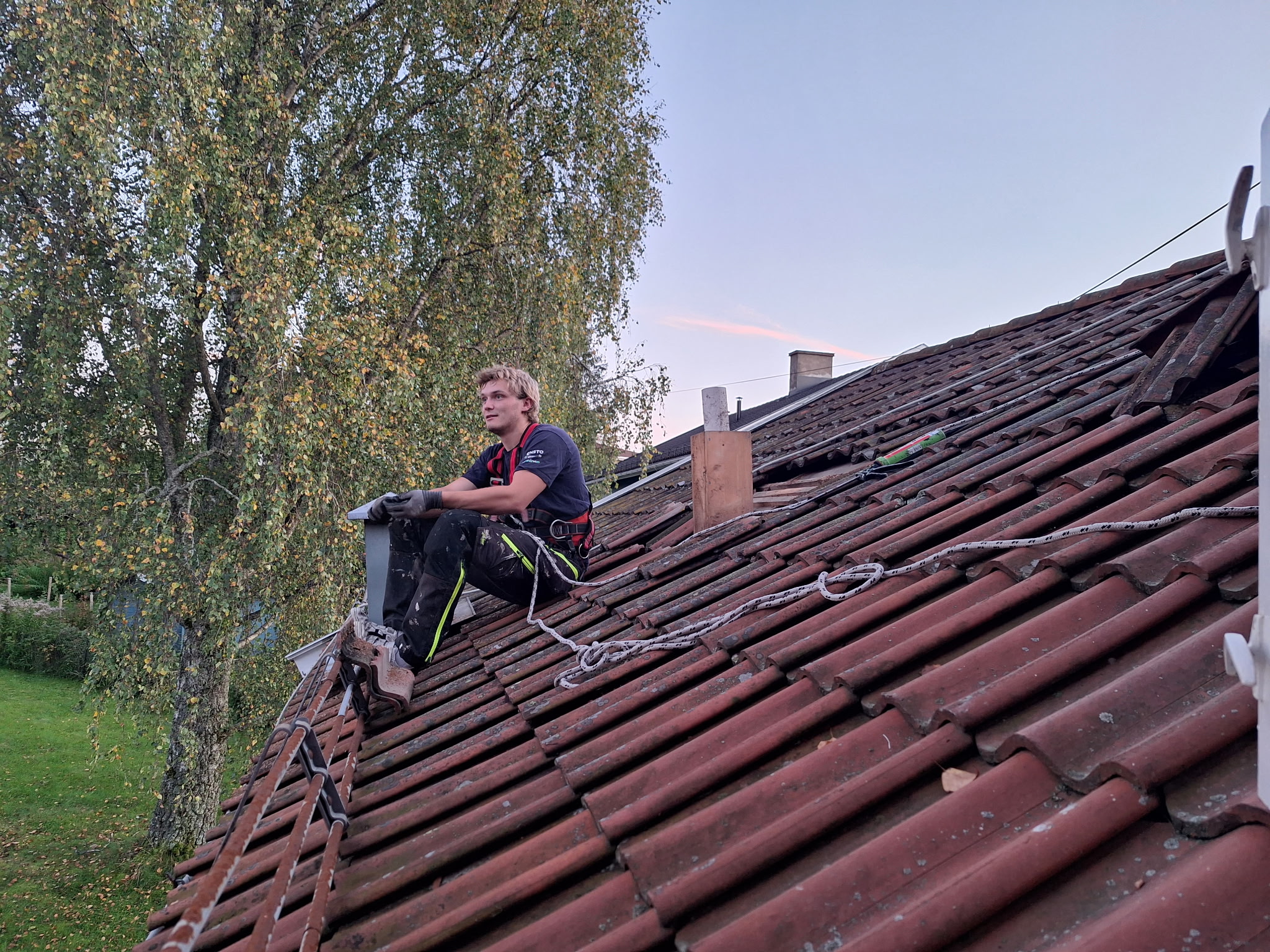 Sigurd på tak med sikkerhetsutstyr